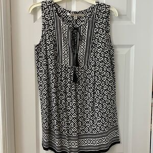 Max Studio Size Medium sleeveless blouse black & white like new with tassel tie